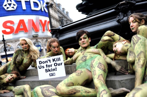 Miembros de la organización Personas por la Ética en el Trato de los Animales (PETA) se manifiestan en Picadilly Circus, en Londres (Reino Unido). Las manifestantes, pintadas emulando piel de serpiente, pidieron que se frene la compra de prendas confeccionadas con piel de animales exóticos.