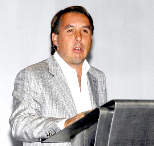 El presidente de Grupo Televisa, Emilio Azcárraga Jean, Dish pretende obtener los canales 2, 4, 5 y 9 de manera gratuita aun cuando sus usuarios si tienen que pagar una caja de decodificación.