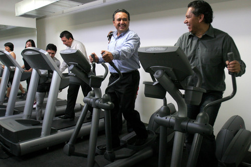 Se da tiempo. El dirigente del Sindicato Mexicano de Electricistas, Martín Esparza Flores, inauguró al medio día de ayer instalaciones deportivas para sus agremiados. En la gráfica en el gimnasio.
