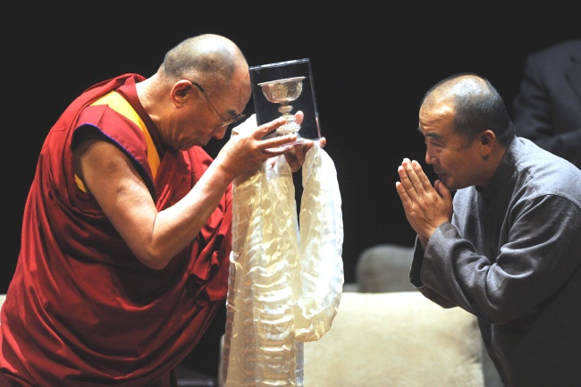 Reconocimiento. El Dalai Lama premia al chino Wang Lixiong, durante los premios Light of Truth 2009 (Luz de verdad 2009), realizados por la Campaña Internacional por el Tíbet en Washington, EU.