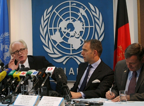 Comparece . El enviado especial de la ONU en Afganistán, Kai Eide (i), comparece acompañado por el embajador británico en Afganistán, Mark Sedwill (2d) y por el embajador estadounidense, Karl Eikenberry, en Kabul.  EFE