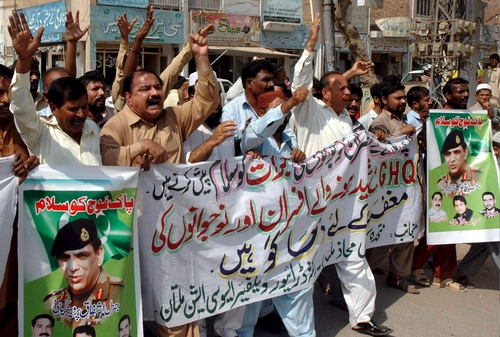 Solidarios. Paquistaníes sostienen pancartas con la imagen del jefe del Ejército, Ashfaq Kayani, en solidaridad con el Ejército paquistaní.