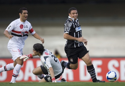 El jugador del Corinthians Ronaldo Nazario de Lima (d.) EFE

