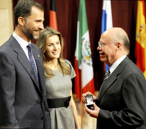 José Narro Robles, rector de la UNAM, recibió el premio Príncipe de Asturias, en esta edición, en la categoría de Comunicación y Humanidades, ya que a lo largo de sus casi cien años de historia se ha convertido en un centro de referencia, aunado a la calidad y variedad de su oferta académica y de investigación. 