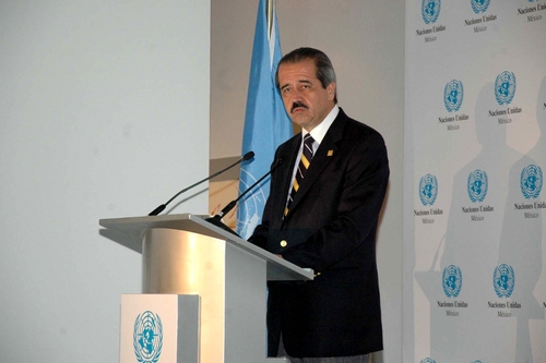 Reconocimiento. El titular de la Secretaría de Salud, José Ángel Córdova Villalobos, recibe un reconocimiento en nombre de la dependencia.