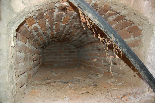 Sin rumbo. A un costado de unas gavetas se encuentra la entrada de lo que fue un túnel, nadie sabe con exactitud a dónde conduce. 