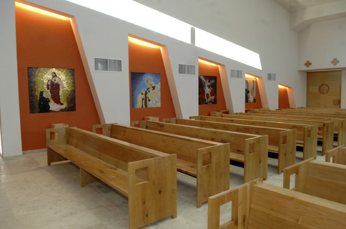 Mosaicos. De las 13 imágenes que decoran la Parroquia de Todos los Santos, se encuentra la de Santa María de Guadalupe, que representa a la madre de los mexicanos.  