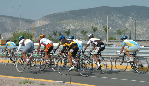 La XXXIII Vuelta Ciclista a La Laguna de Veteranos se llevará a cabo hoy domingo en dos etapas, la salida será a las 9:00 horas en el crucero de bulevar Revolución y Calle 28 de Torreón. (Archivo) 