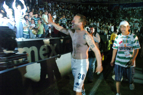 Matías Vuoso se quedó sin playera y celebró con la afición los últimos momentos del Estadio Corona. 
