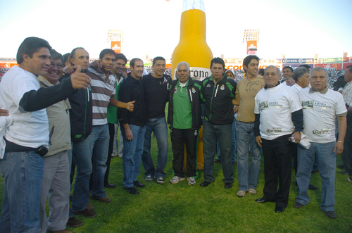 Varios jugadores que vistieron la camiseta de Santos Laguna se reunieron junto a ex jugadores del Laguna y el Torreón para pisar por última vez la cancha...