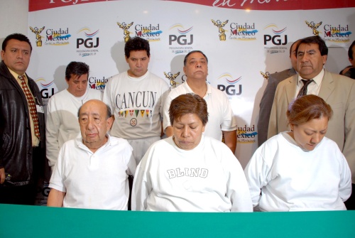 El subprocurador de averiguaciones previas desconcentradas de la PGJDF, Luis Genaro Vásquez Rodríguez, dio a conocer la detención de tres médicos una enfermera y el recepcionista de un hospital privado denominado Hospital Central de Oriente, por el delito de tráfico de menores, uso de documentos falsos y delincuencia organizada, el modo de operar era informar a las madres de los recién nacidos que los bebés fallecieron para después venderlos a padres que no podían tener familia.  (Notimex)