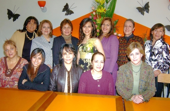 La futura novia acompañada por las organizadoras de su fiesta prenupcial: Sandra, San Juanita, Iliana, Charo, Maye, Rosa Margarita, Lucy, Edna, Lucero, Bety y María Luisa.