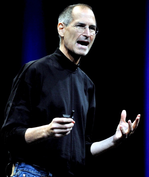 Jobs cofundó Apple en 1976 y la abandonó en la década de los ochenta, para volver a llevar su timón desde mediados de la década de los noventa y así convertirla en un gigante del sector tecnológico y una de las compañías más rentables del mundo.