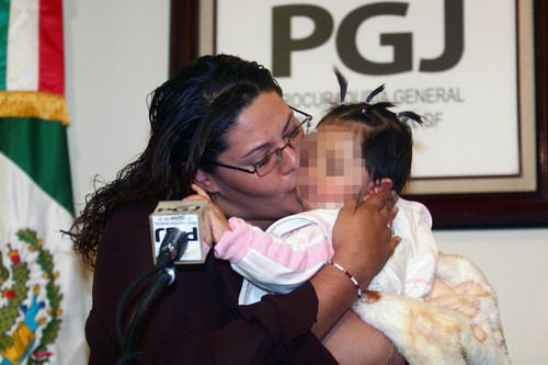 A salvo. La Procuraduría capitalina entregó a su madre una bebé que fue vendida por doctores del Hospital Central de Oriente, ubicado en la Delegación Venustiano Carranza.  EL UNIVERSAL 
