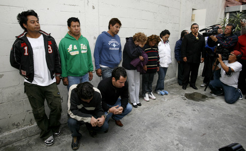 Detenidos. El doctor Jeremías Flores (arriba), fue quien inyectó a Alejandra Guzmán una sustancia dañina en los glúteos. Abajo se muestra a los otros ocho detenidos.