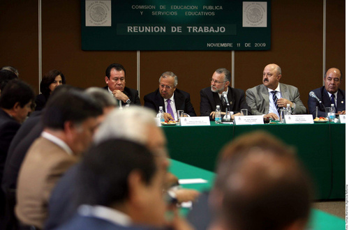 Análisis. En una reunión con miembros de las comisiones de Educación y Ciencia y Tecnología, integrantes del comité Ejecutivo del SNTE encabezados por Rafael Ochoa presentaron un análisis del recorte a Educación, por un 5.5 por ciento.