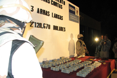 Operativo. El Ejército mostró el dinero y las armas aseguradas en la delegación Playas de Tijuana, en Baja California.  EL UNIVERSAL