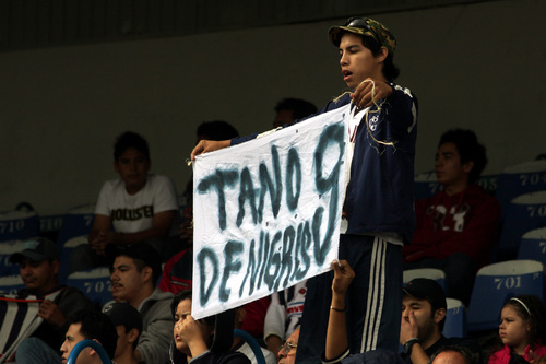 Aficionados de Rayados recordaron al 'Tano'. (Fotografías AP, El Universal y Jam Media)