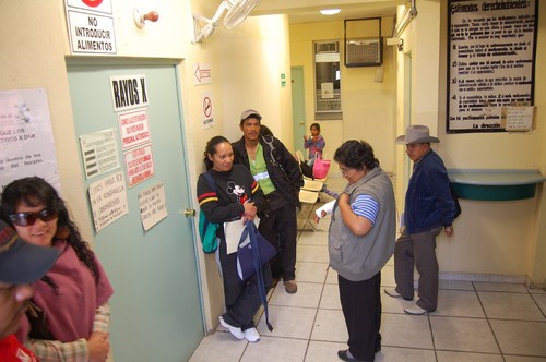 Demanda.  Diariamente la Clínica 49 del IMSS registra una demanda que sobrepasa su capacidad de atención, los pacientes incluso tienen que permanecer de pie en pasillos estrechos.