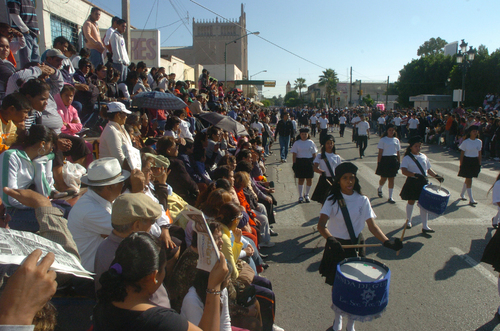EL SIGLO DE TORREÓN / SERGIO REYES Aniversario. Los gritos de 'Viva México' se escucharon fuerte durante el desfile. 