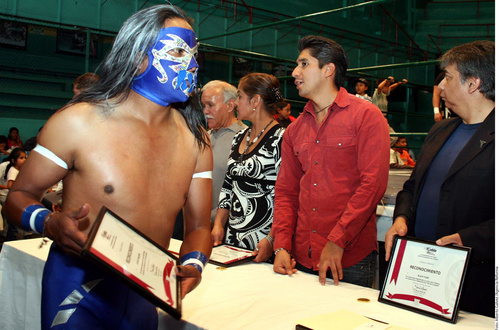Los luchadores recibieron reconocimientos en la Arena Puebla, en donde se celebró el Día de los Luchadores con una buena función. (Agencia Reforma)