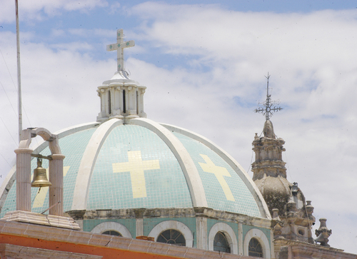 Casa parroquial. El Templo de Cristo Rey se construyó en 1982, por  sugerencia del entonces arzobispo Antonio López Aviña.   EL SIGLO DE DURANGO