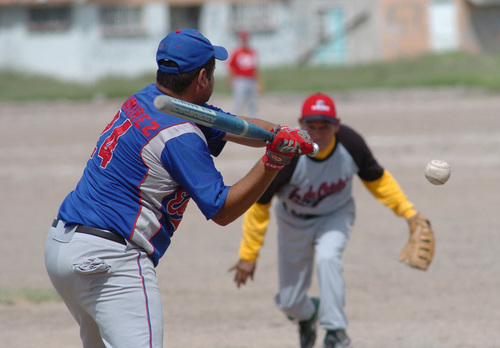 Los equipos de la Sección 35 SNTE están participando en el Campeonato Nacional de Softbol en Campeche. En Super Master, la Sección 35 a semifinales de softbol