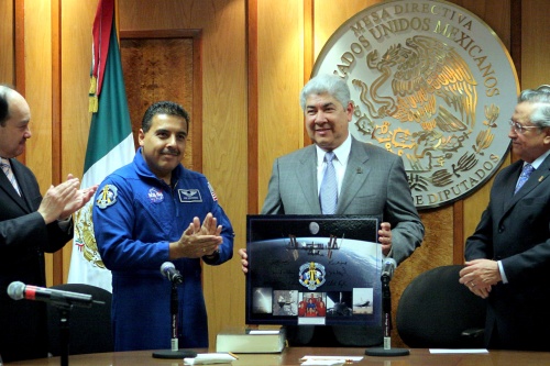 El astronauta mexicano José‚ Hernández Moreno visita este martes la Cámara de Diputados, donde recibió el aplauso y reconocimiento por parte de los legisladores. En la gráfica intercambia obsequios con el presidente de la mesa directiva de San Lázaro, el panista Francisco Ramírez Acuña. (El Universal)