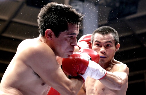 Édgar Sosa recibió un cabezazo en el pómulo izquierdo por el filipino Rodel Mayol el sábado pasado en Tuxtla Gutiérrez, Chiapas. (Jam Media)