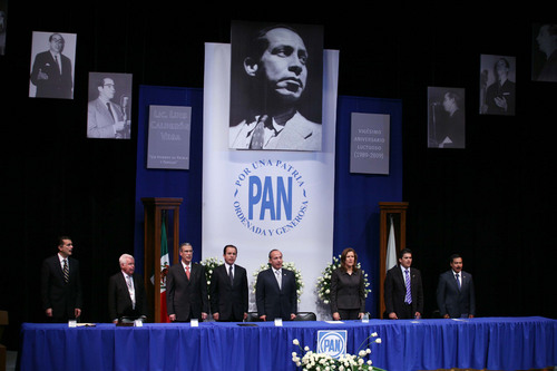 Homenaje. El presidente Felipe Calderón Hinojosa encabezó una ceremonia por el vigésimo aniversario luctuoso de su padre Luis Calderón Vega.