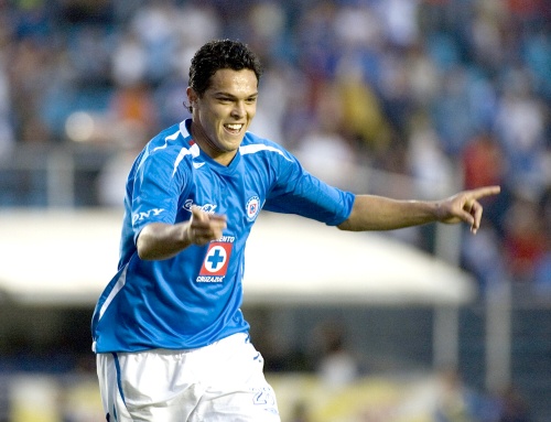 El delantero mexicano Luis Angel Landin del Cruz Azul celebra un gol ante el Atlas (EFE)