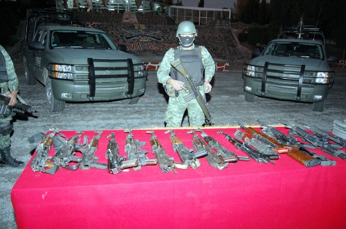 Se decomisaron 29 armas largas, 70 cargadores, 4 granadas de fragmentación, cerca de cinco mil cartuchos y siete vehículos de reciente modelo. (El Siglo de Durango)