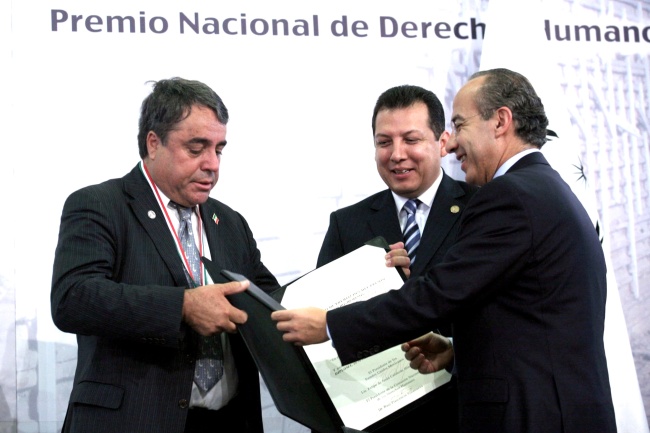 Reconocimiento. El presidente Felipe Calderón entregó el Premio Nacional de Derechos Humanos 2009 a Enrique Morones Careaga, en una ceremonia realizada en la residencia oficial de Los Pinos, a la que asistió el Ombudsman nacional, Raúl Plascencia Villanueva.
