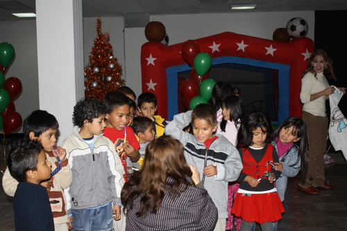 Convivencia. En el Día de la Caridad, los estudiantes de la UNID convivieron con niños.   