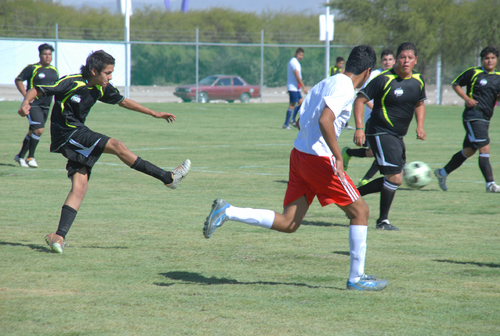Con un partido de futbol soccer varonil entre la Facultad de Ingeniería Mecánica y Eléctrica contra la Facultad de Arquitectura, se inauguró ayer el campo dos del complejo deportivo de Ciudad Universitaria Unidad Torreón. (Fotografía de Fernando Compeán)