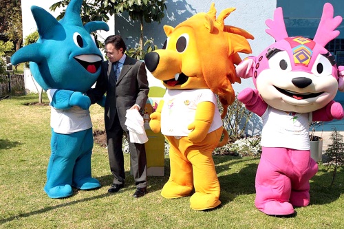 Las tres mascotas oficiales de los Juegos Panamericanos Guadalajara 2011 realizan este viernes, un recorrido por las instalaciones de la Comisión Nacional de Cultura Física y Deporte (Conade). En la gráfica con el titular del organismo, Bernando de la Garza. (El Universal)