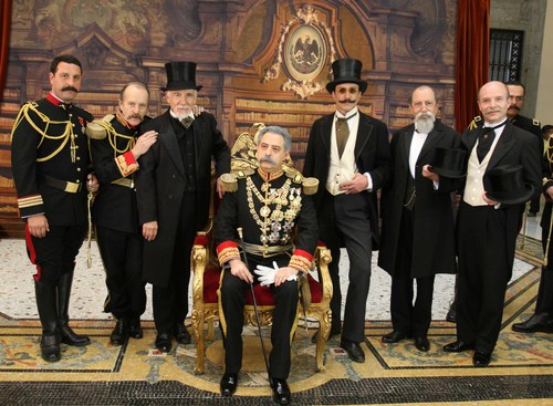 Porfiriato. Los actores Aarón Hernán, Arturo Beristáin  y Daniel Giménez Cacho, entre otros integrantes del elenco, durante locación de la película El Atentado en Palacio Nacional. 