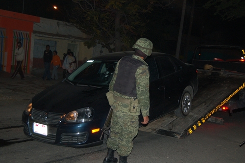 El auto fue baleado.