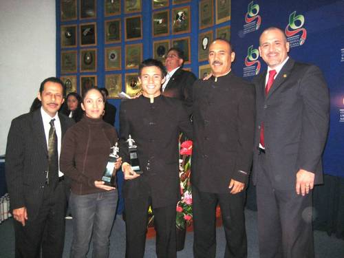 El joven Luis Felipe Álvarez Rosas (Cen.) recibió el trofeo 'Luchador Olmeca', al ser uno de los mejores exponentes del wu shu en México. A Luis Felipe Álvarez le otorgan galardón