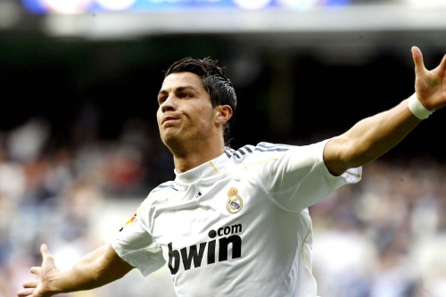 El portugués Cristiano Ronaldo, actualmente en el Real Madrid, ha obtenido hoy durante la Gala FIFA el Premio Puskas 2009 que se otorga al considerado como el 'Gol más bonito' del año, que consiguió militando en el Manchester United.