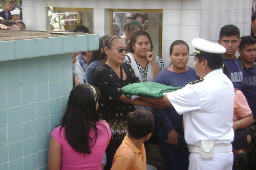 Luto. Irma Córdoba madre del marino Melquisedec Angulo Córdova, recibió el lunes una bandera durante los funerales de su hijo, horas después falleció junto a tres familiares tras un ataque a su casa.