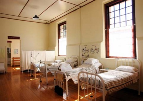 El interior.  El visitante podrá conocer el mobiliario original del antiguo Hospital Minero de Hidalgo, además de un acervo histórico.  EL SIGLO DE TORREÓN / CORTESÍA  