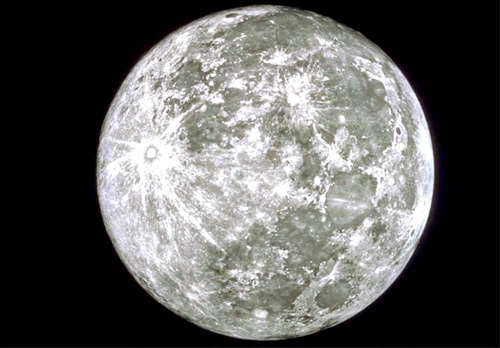 Los científicos japoneses han descubierto un 'tubo de lava' en un hoyo de unos 80 metros de profundidad en la Luna que podría ser el mejor sitio para el alojamiento de futuros colonos humanos, informó hoy la Unión Geofísica de Estados Unidos. (EFE)