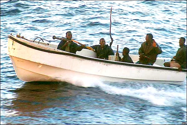 Secuestros. Fotografía de uno de los tripulantes del atunero 'Alakrana', de un grupo de piratas somalíes.