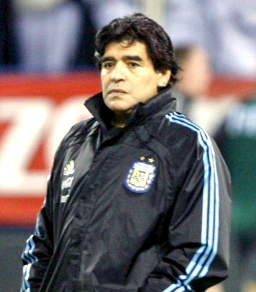 Unos aretes de diamantes decomisados por el fisco italiano al exfutbolista argentino Diego Armando Maradona serán subastados el próximo 14 de enero.