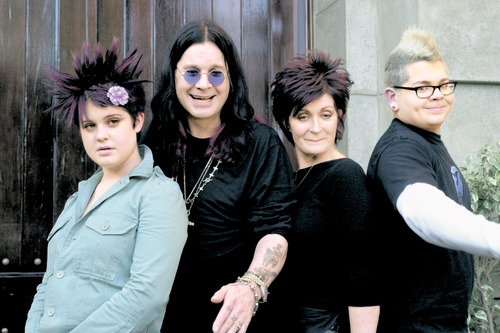 Locos a la vista. Las excentricidades del rockero Ozzy Osbourne, su esposa Sharon así como sus hijos Kelly y Jack serán retransmitidas para gusto de sus fans. 