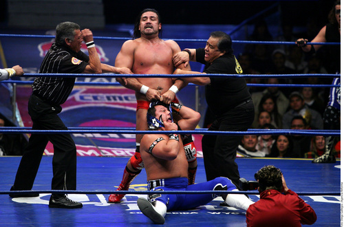 Héctor Garza le destrozó la máscara a Último Guerrero. La lucha fue dominada por los técnicos. Pierden Guerreros de la Atlántida en la México