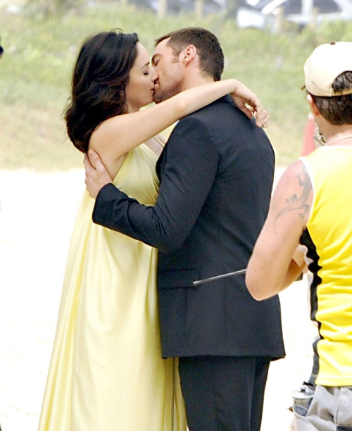 beso de hugh jackman y esposa