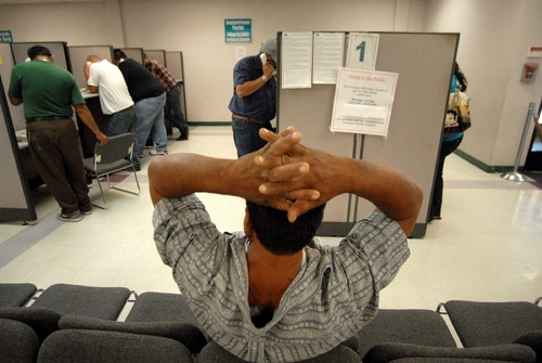 Sin trabajo. Imagen que muestra a personas en una oficina de empleo de Calexico, California.