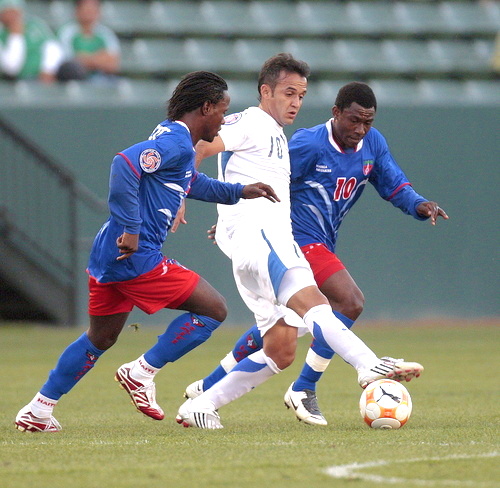 El caribeño (derecha) tendrá un largo camino, pero espera encontrarse rápidamente con su familia en Haití. Viaja futbolista haitiano del San Luis hacia su país 